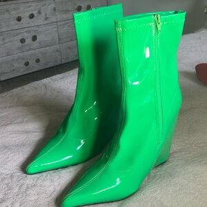 Make a statement!! Neon geeen wedge booties!! Perfect with jeans!
